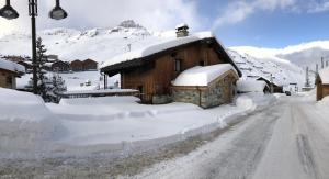 Το Grand Chalet - Appartement 5pax au pied des pistes - parking - skiroom - cheminée décorative- balcons τον χειμώνα