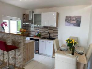 Kuchyň nebo kuchyňský kout v ubytování DARKO 1 Apartment with Jacuzzi and panoramic sea view