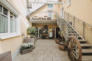 布尔高弗特克内赫特潘森酒店的通往一座带轮子的建筑物的楼梯