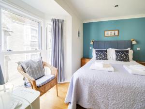 Postel nebo postele na pokoji v ubytování The Artist Loft, Ensuite Guest Rooms, Porthleven