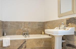 Koupelna v ubytování GuestReady - Charming house in Dublin