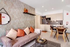 ポルシェスにあるApartamento Brisas Do Marのソファとキッチンのあるリビングルーム