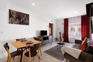 ポルシェスにあるApartamento Brisas Do Marのテーブルとソファのあるリビングルーム