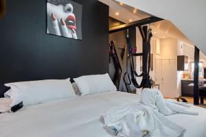 Postel nebo postele na pokoji v ubytování Nuits secrètes un instant privilégié et sensuel + 26 fotografií