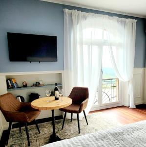 a room with a table and chairs and a window at Assiolo Relais in Dogliani