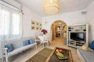 een woonkamer met een bank en een tafel bij Villa Hara Naousa in Naousa