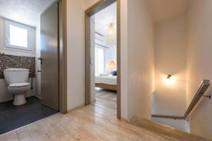 een badkamer met een toilet en een slaapkamer bij Villa Hara Naousa in Naousa +29 foto's