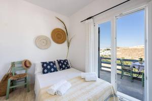een slaapkamer met een bed en een balkon met uitzicht bij Villa Hara Naousa in Naousa