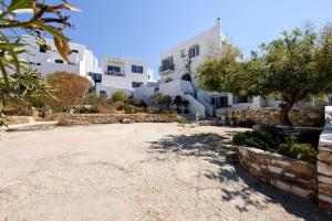 een grote tuin voor een wit gebouw bij Villa Hara Naousa in Naousa