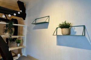 Palanda nebo palandy na pokoji v ubytování Vera Studio Confortable sous les combles ! + 13 fotografií