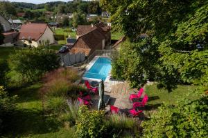 an overhead view of a swimming pool with pink chairs at Villas sommebay Pour un séjour de rêve in Miannay