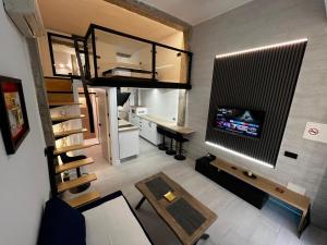Televízia a/alebo spoločenská miestnosť v ubytovaní Apartamentos Villa Serali Parking Gratis