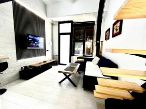 Telewizja i/lub zestaw kina domowego w obiekcie Apartamentos Villa Serali Parking Gratis