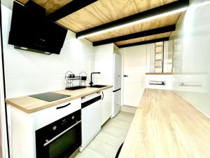 Kuchnia lub aneks kuchenny w obiekcie Apartamentos Villa Serali Parking Gratis
