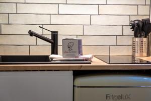 un livre assis au-dessus d'un comptoir de cuisine dans l'établissement Petit Vicomte joli studio place du Vieux Marché, à Rouen