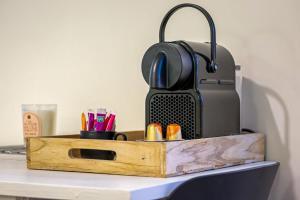 un bureau avec un bloc de bois contenant des stylos et une lampe dans l'établissement Petit Vicomte joli studio place du Vieux Marché, à Rouen 11 autres photos