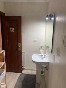 Ванная комната в Aloka rooms Sopela +24 фотографии