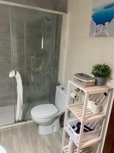 Ванная комната в Aloka rooms Sopela