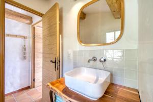 Koupelna v ubytování Gîte à l'ombre des chênes + 11 fotografií