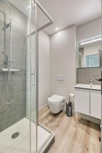 un bagno con doccia, WC e lavandino di Le Rêve doré proche de la Gare ! a Rouen