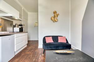 un soggiorno con un tavolo e una sedia di Le Rêve doré proche de la Gare ! a Rouen Altre 10 foto