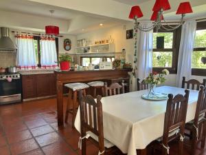 Kuchyň nebo kuchyňský kout v ubytování CASADELGOLF Villa Gesell