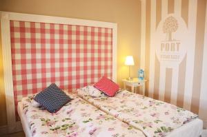 Posteľ alebo postele v izbe v ubytovaní Stare Sady Chillout Rooms "Pod Jabłoniami"