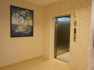 La salle de bains est pourvue d'une douche et d'une photo murale. dans l'établissement Hotel Kawan, à Tapah