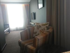 クチンにあるGrand Medallion Hotelのリビングルーム(ソファ、枕付)