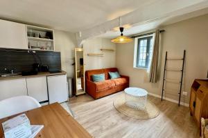 Kuchyň nebo kuchyňský kout v ubytování Julia un véritable cocon au coeur de la ville