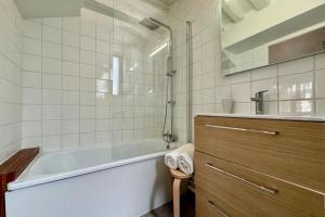 Koupelna v ubytování Julia un véritable cocon au coeur de la ville + 6 fotografií