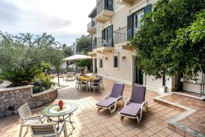 タオルミーナにあるVilla Maremontiのパティオ(椅子、テーブル、テーブル、椅子付)