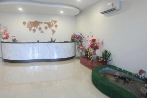 a waiting room with a large tub and a world map on the wall at HOTEL KAWAN BIDOR in Bidur