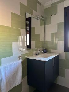 ein Badezimmer mit Waschbecken und Spiegel in der Unterkunft El Balcón de Huéscar in Huéscar