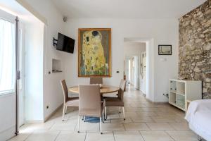 タオルミーナにあるVilla Maremontiのダイニングルーム(テーブル、椅子、絵画付)