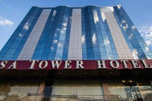 um hotel torre com um sinal em cima dele em Brisa Tower Hotel em Ceilândia
