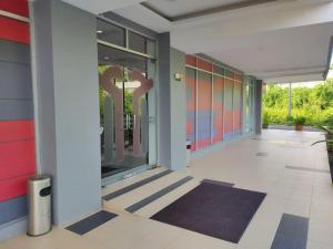 pasillo de un edificio con ventana grande en Hotel Zamburger Segamat (Previously Koptown Hotel Segamat), en Segamat 30 fotos más