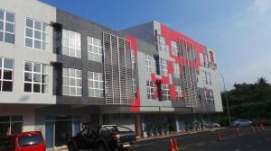 昔加末Hotel Zamburger Segamat (Previously Koptown Hotel Segamat)的停在建筑物前的汽车 更多33张照片