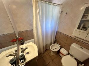 Koupelna v ubytování CASADELGOLF Villa Gesell + 36 fotografií