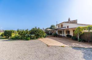 een huis met een grindoprit ervoor bij Villa Tomeu in Pollença