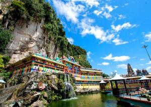 Un hotel en la ladera de una montaña con una cascada en Kota Damansara Boutique Hotel, en Kota Damansara