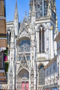 a large cathedral building with a clock tower at Victoria magnifique appartement spa vue cathédrale in Rouen +35 photos