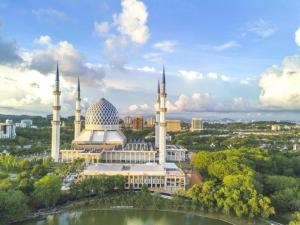 a mosque with two minarets on top of it at OYO 223 D' Metro Hotel in Kampong Melayu Kebun Bunga