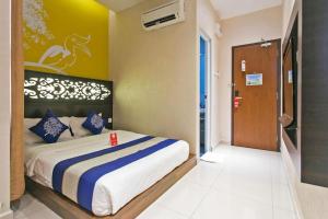 Postel nebo postele na pokoji v ubytování OYO 288 Sri Enstek Hotel