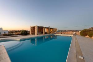 Bazén v ubytování Seaside Home with Hot Tub, Vineyard, Shared Pool and View nebo v jeho okolí