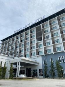 ein großes Hotel mit einem Schild auf der Vorderseite in der Unterkunft Hotel Scholar's Suites in Kampong Jalan Berop