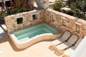 Bazén v ubytování Seaside Home with Hot Tub, Vineyard, Shared Pool and View nebo v jeho okolí