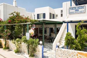 un edificio con un restaurante frente a él en Theologos Place, en Antíparos