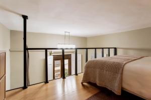 Łóżko lub łóżka w pokoju w obiekcie Tirso Loft en Madrid