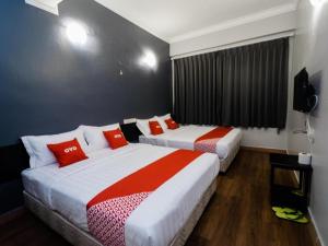 Postel nebo postele na pokoji v ubytování OYO 89578 Dung Fang Hotel No. 1 Sibu